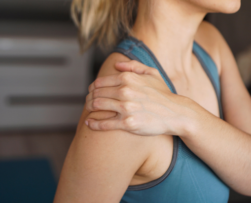 Pain and stiffness in the shoulder are key symptoms of Frozen Shoulder